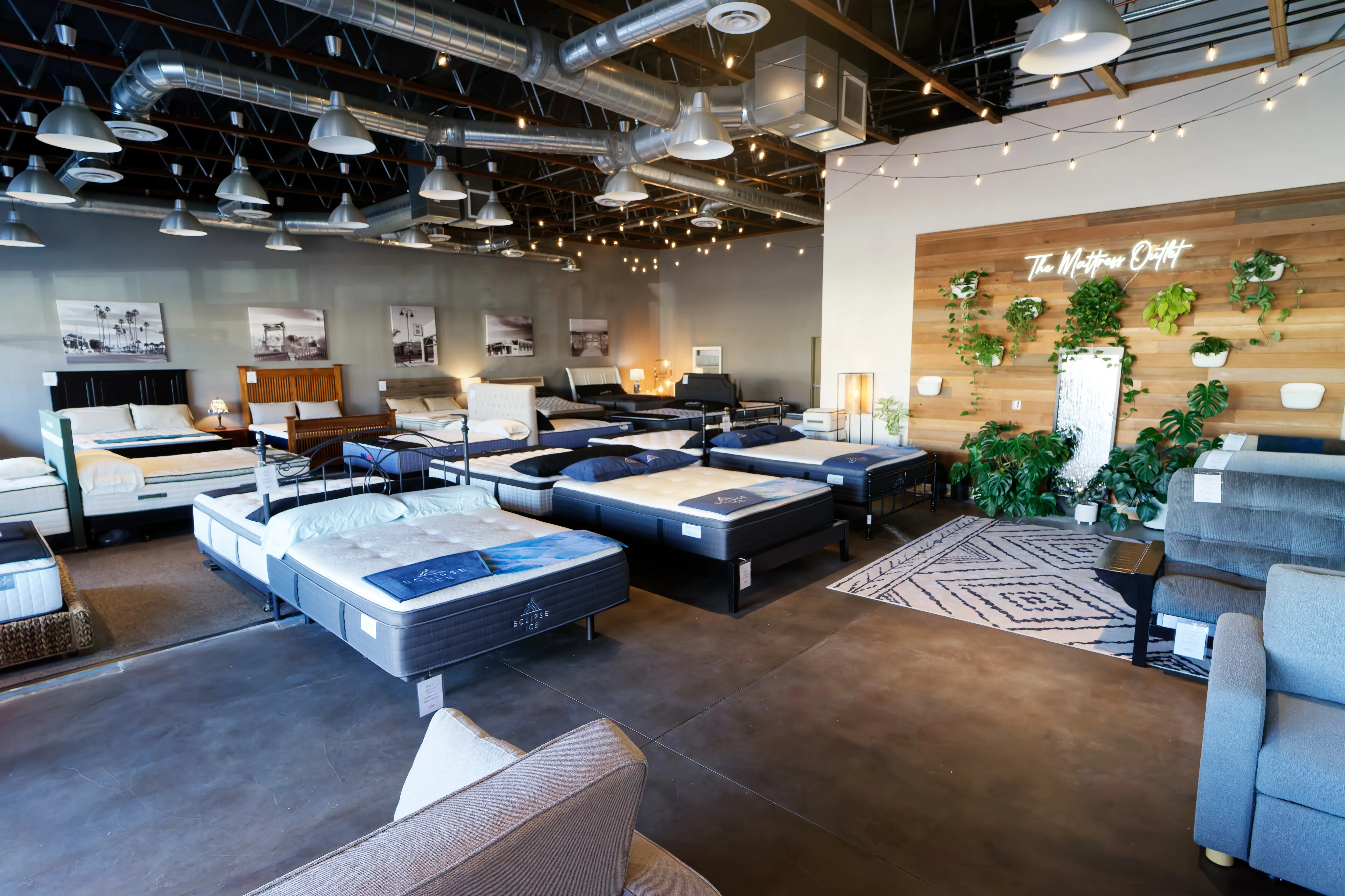 Wide shot of The Mattress Outlet